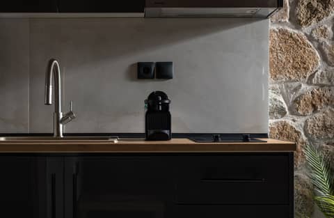 Πάγκος κουζίνας με Nespresso καφετιέρα — Amira House