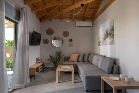 Σαλόνι Amira House με καναπέ TV και διακοσμητικά πλακίδια — Συκιά Σιθωνία